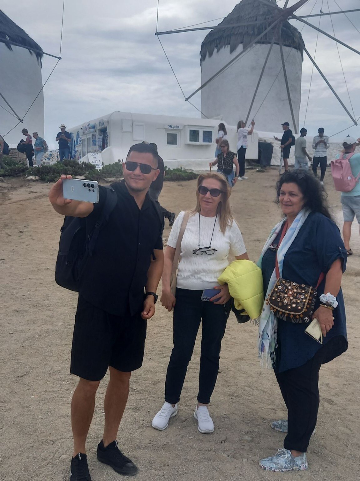 Слави с двете Николинки — рожденичката Нина е вдясно